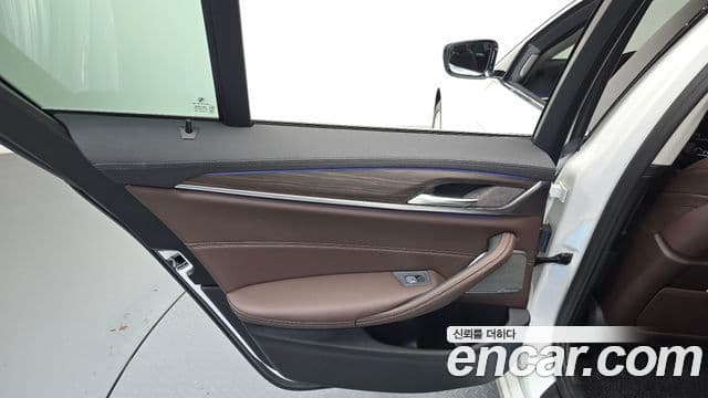 BMW 5 Series 2021 — ფოტო 32/32