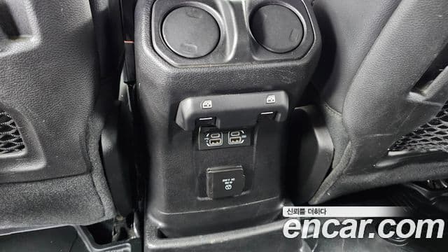 Jeep Wrangler 2019 — ფოტო 21/29