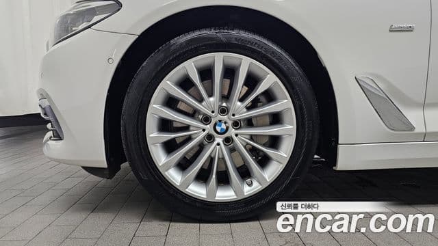 BMW 5 Series 2018 — ფოტო 5/20