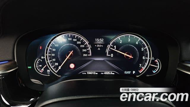 BMW 5 Series 2018 — ფოტო 8/20