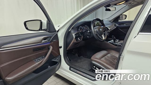 BMW 5 Series 2018 — ფოტო 10/20