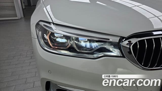 BMW 5 Series 2018 — Şəkil 22/34