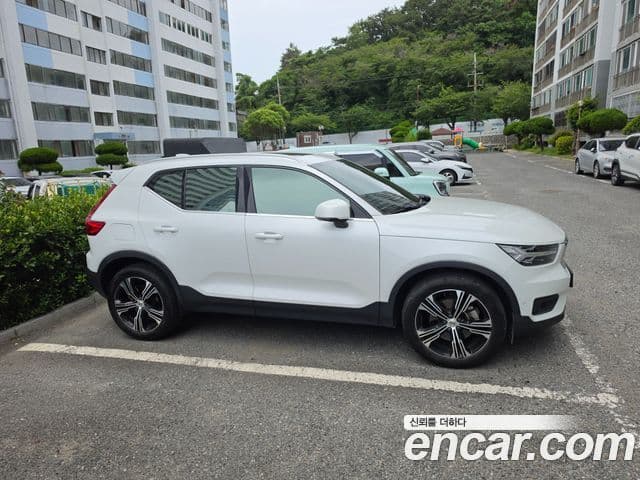 Volvo XC40 2021 — Şəkil 1/17