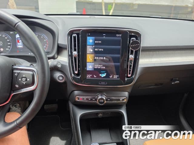 Volvo XC40 2021 — Şəkil 10/17