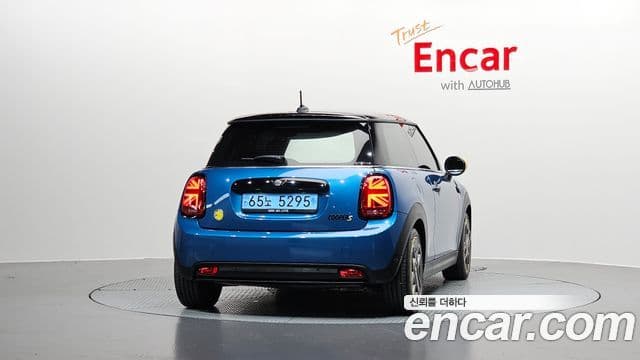 Mini Cooper Electric 2023 — ფოტო 7/20
