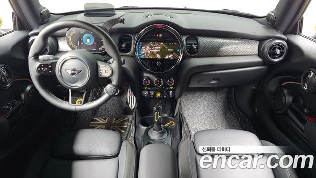 Mini Cooper Electric 2023 — ფოტო 19/20