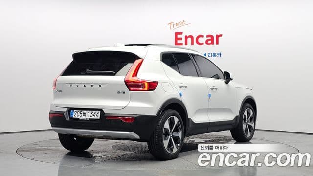 Volvo XC40 2025 — ფოტო 2/20