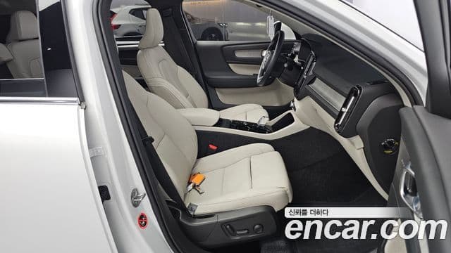Volvo XC40 2025 — ფოტო 10/20