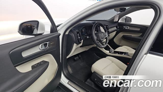 Volvo XC40 2025 — ფოტო 11/20