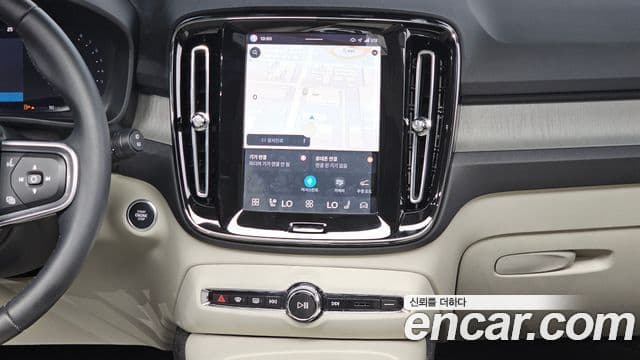 Volvo XC40 2025 — ფოტო 13/20