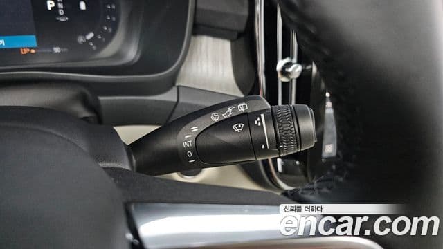 Volvo XC40 2025 — ფოტო 17/20