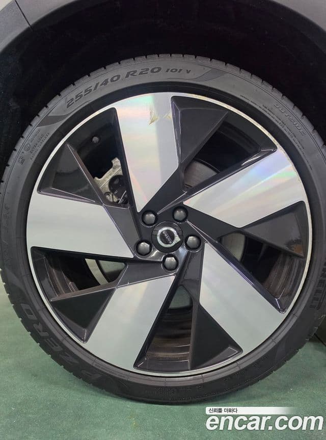 Volvo XC40 Recharge 2023 — Şəkil 6/10