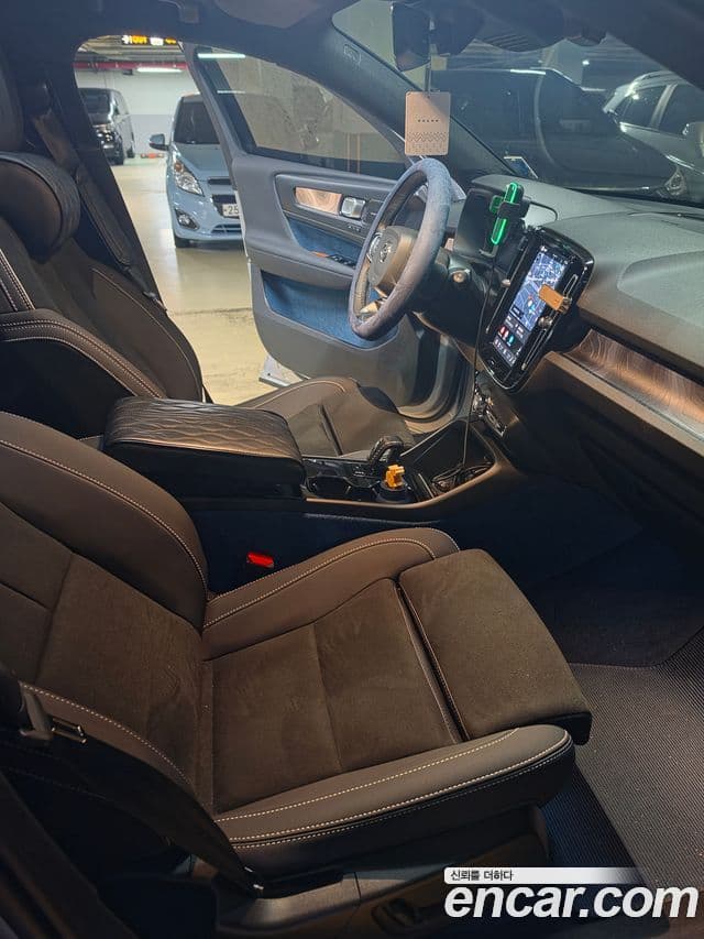 Volvo XC40 Recharge 2023 — Şəkil 9/10