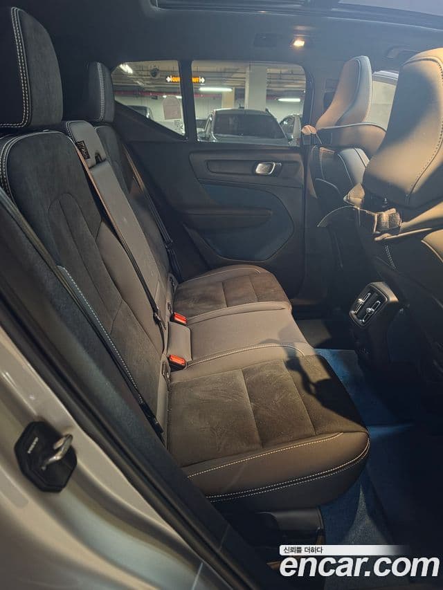 Volvo XC40 Recharge 2023 — Şəkil 8/10