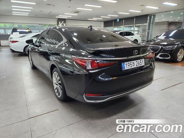 Lexus ES300h, 2023