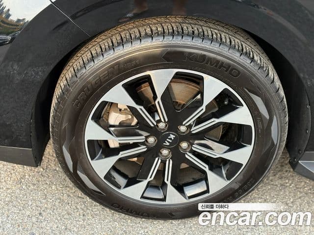 Kia Carnival 2021 — ფოტო 14/20