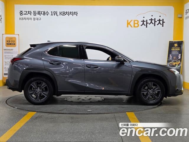 Lexus UX250h 2023 — ფოტო 4/20