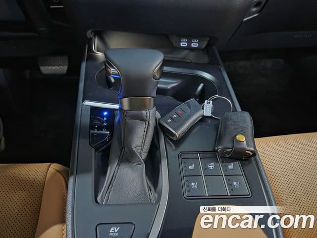 Lexus UX250h 2023 — ფოტო 13/20