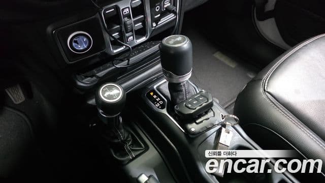 Jeep Wrangler 2020 — ფოტო 9/20