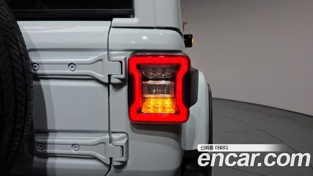 Jeep Wrangler 2020 — ფოტო 8/30