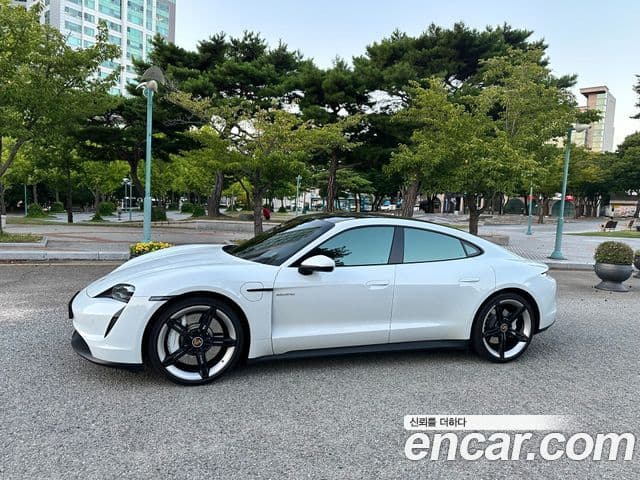 Porsche Taycan 2021 — Photo 3/7