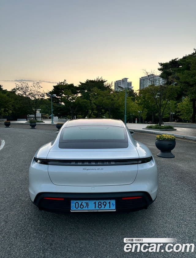 Porsche Taycan 2021 — Photo 1/7