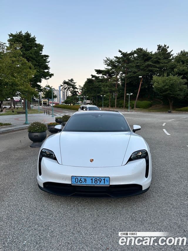 Porsche Taycan 2021 — Photo 4/7