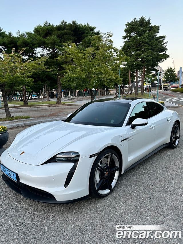 Porsche Taycan 2021 — Photo 2/7