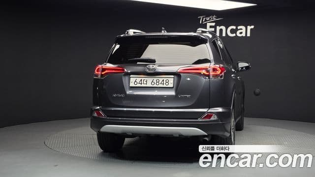 Toyota RAV4 2018 — Şəkil 18/20