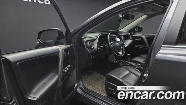 Toyota RAV4 2018 — Şəkil 17/20