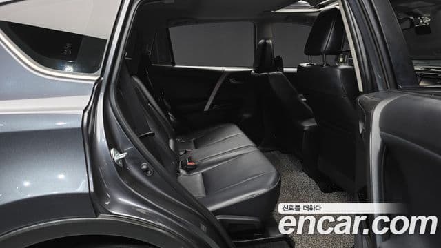 Toyota RAV4 2018 — Şəkil 9/20