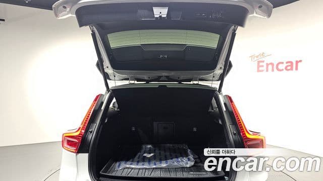 Volvo XC40 2020 — Şəkil 17/20
