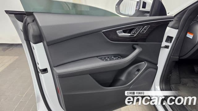 Audi Q8 2023 — ფოტო 32/33