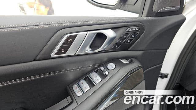 BMW X7 2024 — Photo 25/38