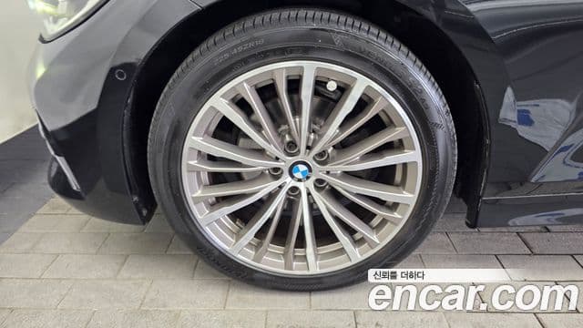BMW 3 Series 2019 — Şəkil 24/30