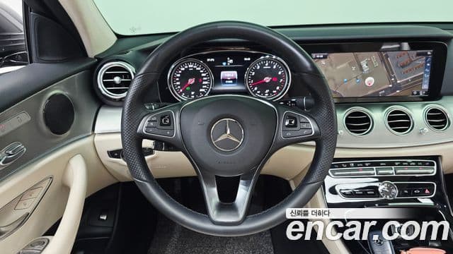 Mercedes-Benz E-Class 2018 — ფოტო 13/20