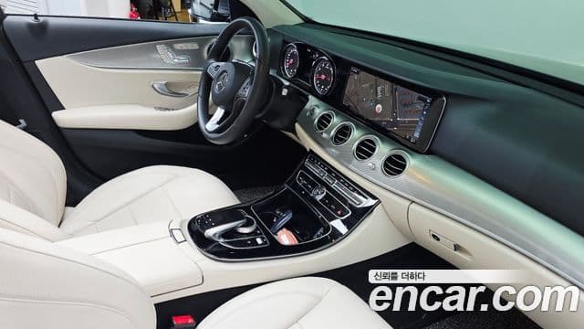 Mercedes-Benz E-Class 2018 — ფოტო 17/20