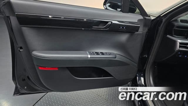 Hyundai Grandeur Hybrid 2023 — Photo 26/32