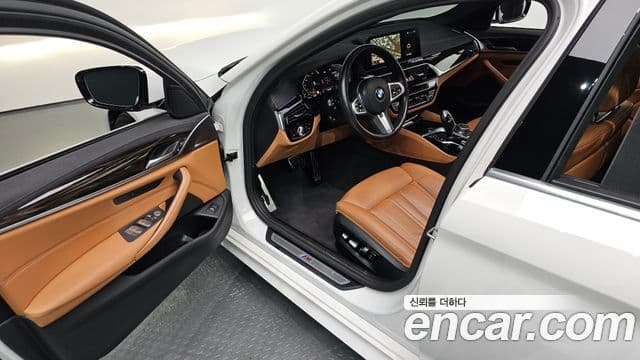 BMW 5 Series 2022 — фото 10 из 20