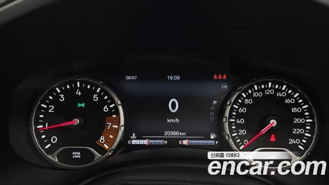 Jeep Renegade 2023 — ფოტო 8/20
