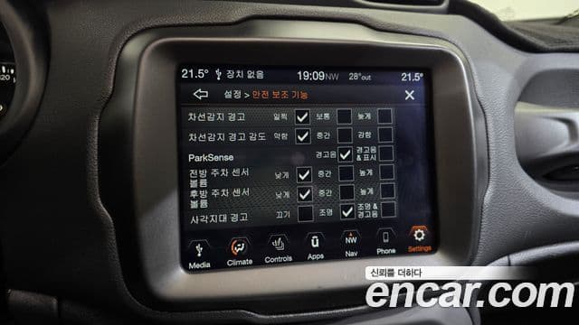 Jeep Renegade 2023 — ფოტო 16/20