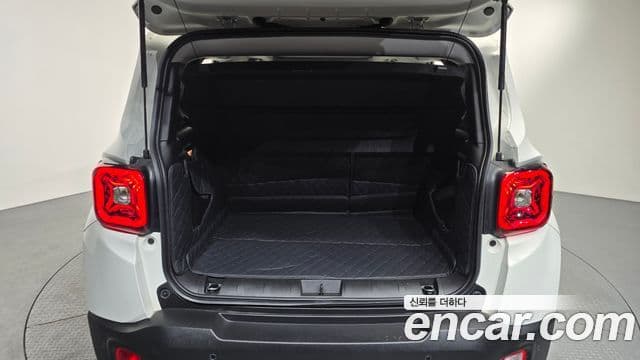 Jeep Renegade 2023 — ფოტო 17/20