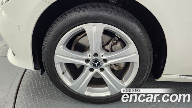 Mercedes-Benz E-Class 2018 — ფოტო 5/20