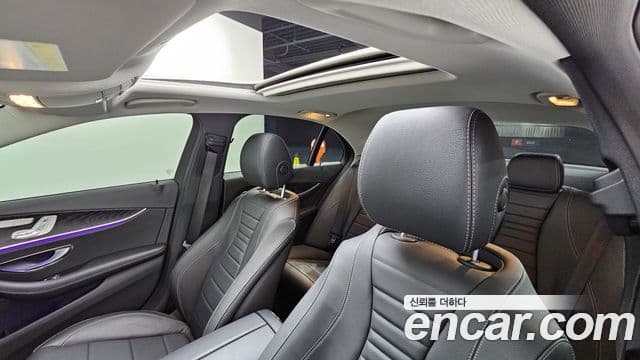 Mercedes-Benz E-Class 2018 — ფოტო 18/20