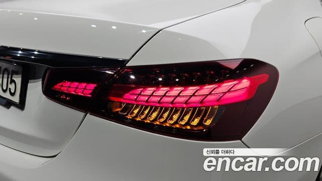 Mercedes-Benz E-Class 2020 — ფოტო 28/32
