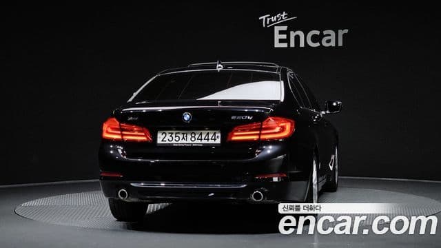 BMW 5 Series 2019 — ფოტო 4/20