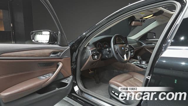 BMW 5 Series 2019 — ფოტო 10/20