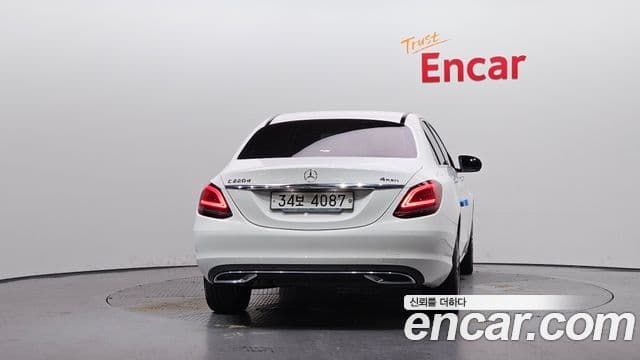 Mercedes-Benz C-Class 2019 — ფოტო 4/20