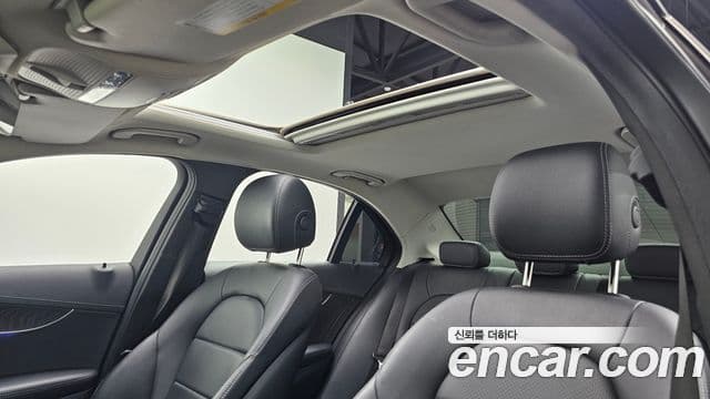 Mercedes-Benz C-Class 2019 — ფოტო 17/20