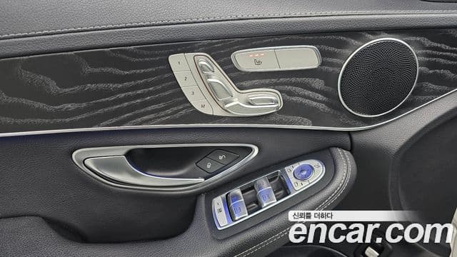 Mercedes-Benz C-Class 2019 — ფოტო 19/20
